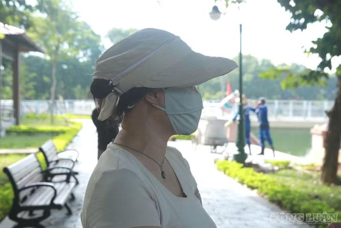 Bà Dung, người dân phường Cầu Giấy, cho biết hằng ngày bà đưa người thân đến Công viên Nghĩa Đô tập thể dục. Tuy nhiên, những ngày gần đây, mùi hôi từ hồ khiến việc tập luyện bị ảnh hưởng. “Ngày nào tôi cũng đưa bà ra đây tập thể dục. Nếu không có cá chết thì không khí trong lành hơn, cá chết như này không khí quá ô nhiễm”, bà Dung nói.