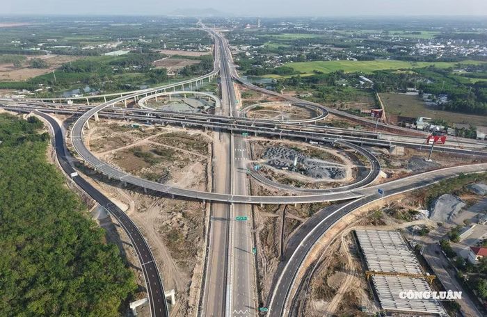 Phát triển kết cấu hạ tầng đồng bộ, hiện đại tiếp tục được xác định là một trong những đột phá chiến lược trong giai đoạn phát triển mới của đất nước.