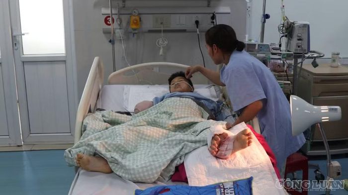 Hiện bệnh nhi đang được điều trị tại Bệnh viện Chấn thương Chỉnh hình Nghệ An. Ảnh: Kim Long