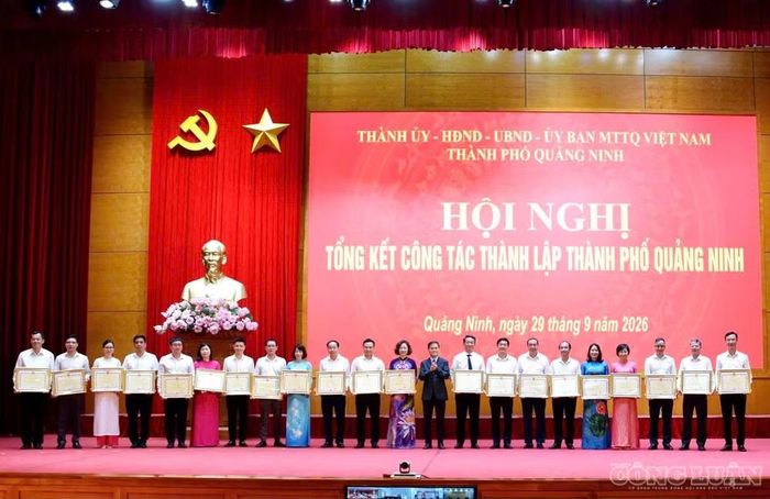 Chủ tịch UBND thành phố Bùi Văn Khắng trao Bằng khen cho các tập thể, cá nhân có thành tích xuất sắc trong công tác triển khai thành lập thành phố Quảng Ninh.