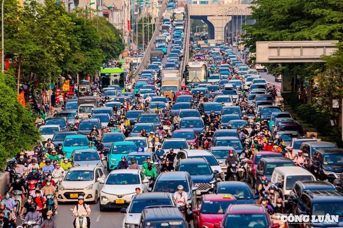 Tại Hà Nội và TP Hồ Chí Minh, công tác cấp phép, thiết lập mạng lưới các cơ sở kiểm định khí thải xe mô tô, xe gắn máy đang được triển khai, chuẩn bị cho việc kiểm định khí thải từ ngày 1/7/2027. Ảnh minh hoạ