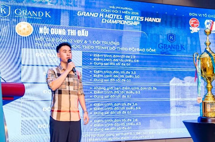 Vận động viên Nguyễn Đắc Tiến, đại diện các vận động viên tham dự giải, phát biểu tại họp báo. Ảnh: BTC