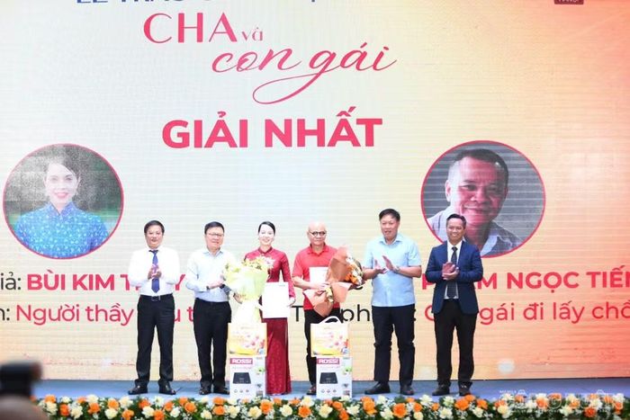 Ban tổ chức trao đồng giải Nhất cho hai tác giả tại cuộc thi viết “Cha và con gái” năm 2026