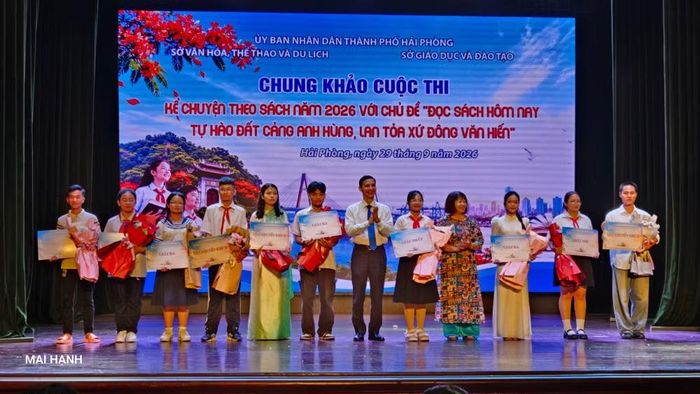 Ban tổ chức trao giải cho các đội thi.
