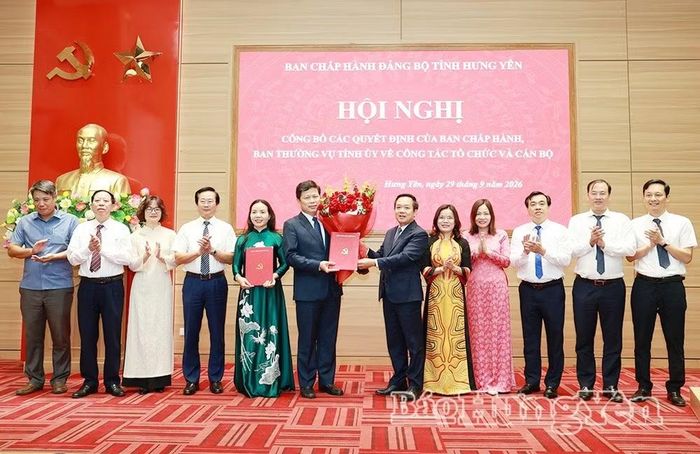 Ủy viên Ban Chấp hành Trung ương Đảng, Bí thư Tỉnh ủy Hưng Yên Phạm Quang Ngọc trao quyết định và tặng hoa chúc mừng Đảng bộ MTTQ Việt Nam, các đoàn thể tỉnh. Ảnh: Báo Hưng Yên.