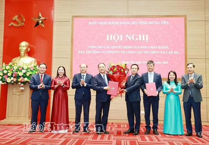 Ủy viên Ban Chấp hành Trung ương Đảng, Bí thư Tỉnh ủy Hưng Yên Phạm Quang Ngọc trao quyết định và tặng hoa chúc mừng Đảng bộ HĐND tỉnh. Ảnh: Báo Hưng Yên.