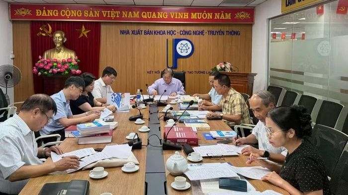 Hội đồng Chung khảo Giải thưởng Sách Khoa học, Công nghệ, Đổi mới sáng tạo và Chuyển đổi số năm 2026 tiến hành đánh giá, lựa chọn các tác phẩm tiêu biểu - Ảnh: KH.