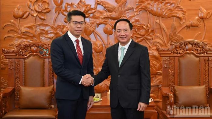 Đồng chí Trịnh Văn Quyết vui mừng đón tiếp Đoàn Ban Tuyên huấn Trung ương Đảng Nhân dân cách mạng Lào do đồng chí Sakhone Phommalath, Phó Trưởng ban dẫn đầu. Ảnh: nhandan.vn