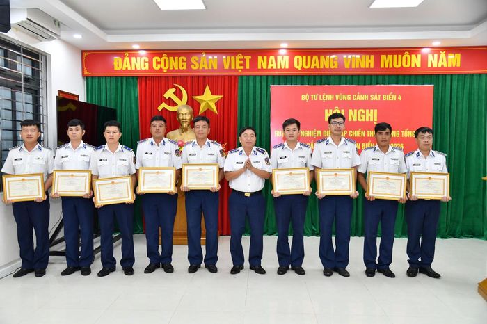 Đại tá Trần Nguyên Lai - Phó Tư lệnh, Tham mưu trưởng Bộ Tư lệnh Vùng Cảnh sát biển 4 trao tặng Giấy khen cho các tập thể, cá nhân đạt thành tích xuất sắc. Ảnh: Đức Thái