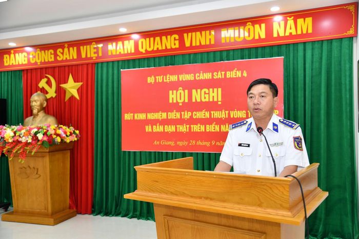 Đại tá Trần Nguyên Lai - Phó Tư lệnh, Tham mưu trưởng Bộ Tư lệnh Vùng Cảnh sát biển 4 phát biểu kết luận. Ảnh: Đức Thái