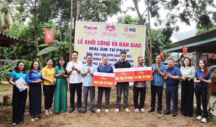 Báo Pháp luật Việt Nam phối hợp với các đơn vị và bàn giao 3 Mái ấm tư pháp tại xã Tương Dương (ảnh Ngô Toàn)