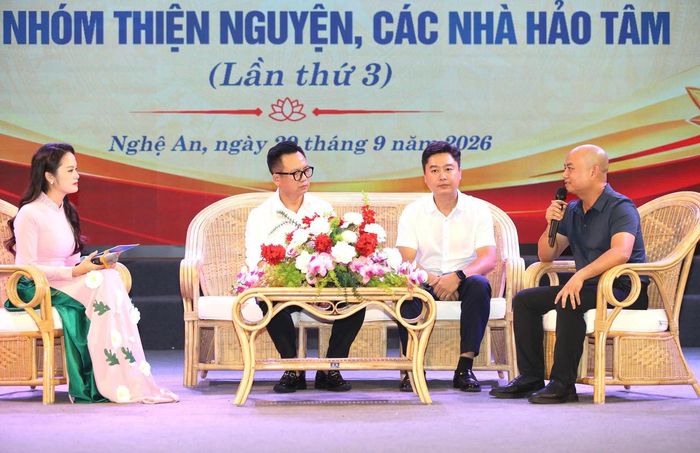 Một số các nhà hảo tâm, nhóm thiện nguyện, khách mời giao lưu tại buổi gặp mặt (ảnh Ngô Toàn)