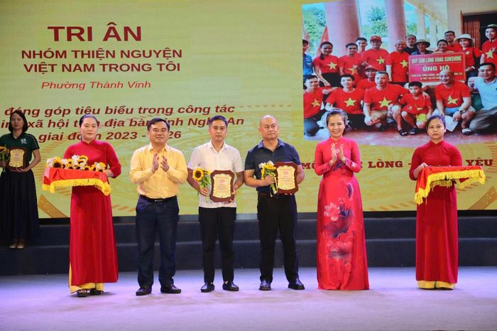 Báo Pháp luật Việt Nam nhận biểu trưng tri ân và hoa của lãnh đạo MTTQ Việt Nam tỉnh Nghệ An tại buổi Gặp mặt (ảnh Đ. Bắc)
