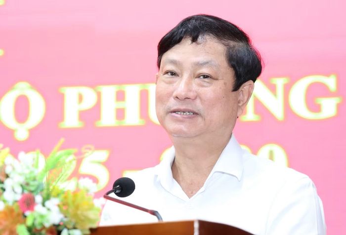Chủ tịch HĐND TPHCM Võ Văn Minh trao đổi tại hội nghị.
