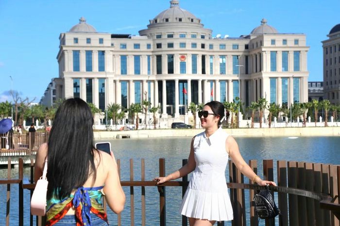  Sự kết hợp giữa mặt nước, cảnh quan và hai tòa nhà phía sau tạo thành nhiều góc chụp ảnh﻿ nổi bật. 