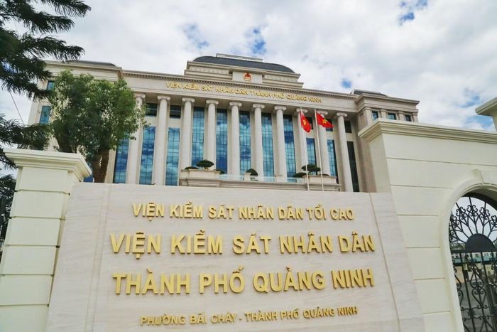  Đặc biệt, trụ sở Viện Kiểm sát Nhân dân thành phố Quảng Ninh với hệ thống cột lớn ở mặt tiền và mái màu sẫm dễ nhận diện từ khoảng cách khá xa. Bên cạnh là công trình trụ sở tòa án với quy mô lớn, tạo thành một cụm kiến trúc nổi bật bên hồ nước. 