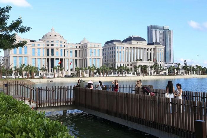 Hai công trình nằm cạnh nhau, nổi bật với gam màu sáng, những hàng cột lớn cùng kiến trúc bề thế.