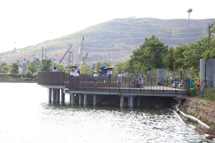  Không chỉ các bạn trẻ, một số gia đình và người dân đi dạo quanh khu vực cũng dừng lại chụp ảnh﻿. Có thời điểm, nhiều nhóm liên tục thay nhau chọn vị trí hướng máy về phía hai trụ sở. 