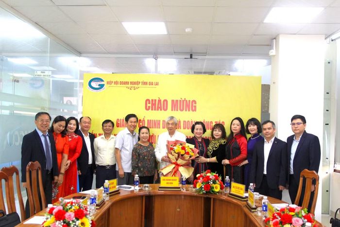 Hiệp hội Doanh nghiệp tỉnh Gia Lai tặng hoa giáo sư Cổ Minh Đức và đoàn công tác.