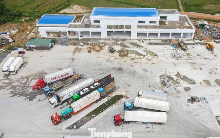 Sân nền, bãi đậu xe được bê tông hóa. Các dãy nhà 2 bên trạm dừng nghỉ đã được xây dựng, chờ hoàn thiện.