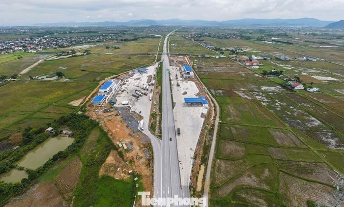 Tại tỉnh Nghệ An, cao tốc Bắc – Nam đoạn qua tỉnh này dài gần 88km, gồm 2 dự án thành phần Nghi Sơn - Diễn Châu và Diễn Châu - Bãi Vọt, đã hoàn thành và đưa vào khai thác. Dự án đầu tư xây dựng và vận hành trạm dừng nghỉ trên cao tốc qua tỉnh này được triển khai tại Km 427+035 do liên danh Petrolimex (bao gồm Tập đoàn Xăng dầu Việt Nam và Công ty Xăng dầu Thừa Thiên - Huế) làm nhà đầu tư. Dự án có tổng mức đầu tư gần 340 tỷ đồng, quy mô 81.000m2.