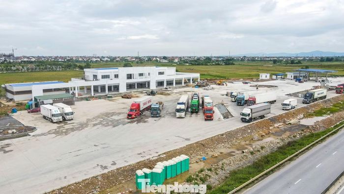 Hàng ngày, rất đông tài xế, xe tải, container ghé vào khu vực trạm dừng nghỉ.