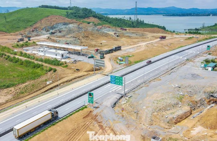 Theo ghi nhận của PV Tiền Phong, hiện đơn vị thi công đang tập trung nhiều máy móc, phương tiện để san gạt đồi, tạo mặt bằng phục vụ xây dựng các hạng mục. Nhiều máy xúc, phương tiện và thiết bị thi công được huy động để đào, vận chuyển đất, từng bước tạo mặt bằng phục vụ triển khai các hạng mục của trạm dừng nghỉ.