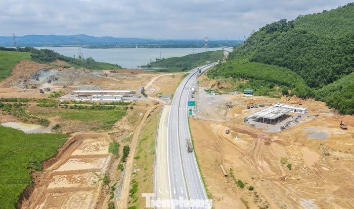 Tại trạm dừng nghỉ Trúc Lâm (phường Trúc Lâm) tại km366+850 (phải tuyến) và Km366+920 (trái tuyến) thuộc dự án thành phần Quốc lộ 45 - Nghi Sơn có diện tích khoảng 11,7ha đến nay vẫn đang xây dựng.