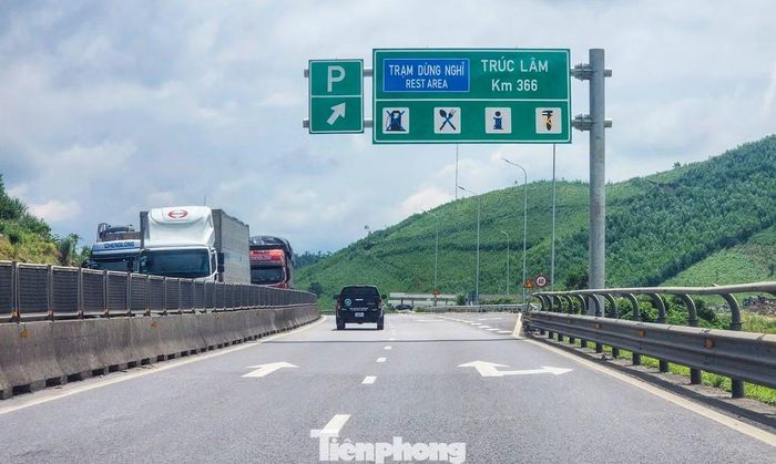 Lối vào trạm dừng nghỉ đã được lắp biển thông báo cho người đi đường biết.
