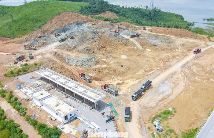 Trao đổi với PV Tiền Phong, đại diện Phòng Thẩm định, Cục Đường bộ Việt Nam cho biết, đến nay nhà đầu tư đã hoàn thành hệ thống đấu nối, đường ra vào khu vực trạm dừng nghỉ. Một số hạng mục phục vụ nhu cầu trước mắt của người tham gia giao thông như bãi đỗ xe, nhà vệ sinh cũng đã được bố trí. “Đơn vị thực hiện dự án xin điều chỉnh một số hạng mục để phù hợp với quá trình hoạt động nên chậm tiến độ chung. Hiện nhà đầu tư đang tập trung triển khai các hạng mục để bảo đảm tiến độ đưa công trình thiết yếu phục vụ người dân vào cuối năm”, đại diện Phòng Thẩm định, Cục Đường bộ Việt Nam thông tin.