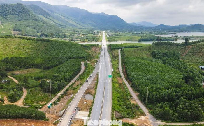 Tuyến cao tốc qua địa bàn tỉnh Thanh Hóa có 7 nút giao, 2 trạm dừng nghỉ. Tuy nhiên, đến nay mới có một trạm dừng nghỉ tại Km 329+700 trên dự án Mai Sơn - Quốc lộ 45, thuộc địa phận xã Đông Hòa, TP Thanh Hóa cũ nay là phường Đông Sơn, đã đi vào hoạt động, phục vụ người đi đường.