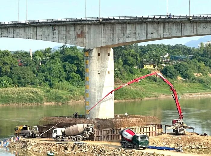 UBND tỉnh Phú Thọ yêu cầu đơn vị thi công đẩy nhanh tiến độ sửa chữa cầu Sông Lô.