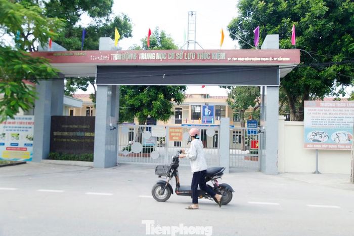 Hiệu trưởng Trường THCS Lưu Thúc Kiệm yêu cầu trả lại quỹ phụ huynh. Ảnh: Nguyễn Thắng.