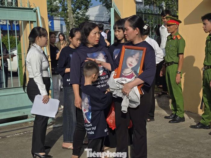 Người nhà nạn nhân tới phiên xét xử.