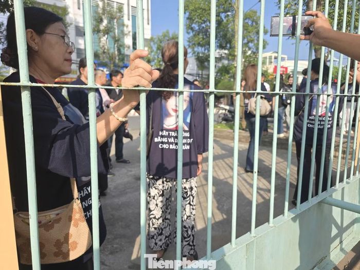 Nhiều người bên ngoài trụ sở tòa án.