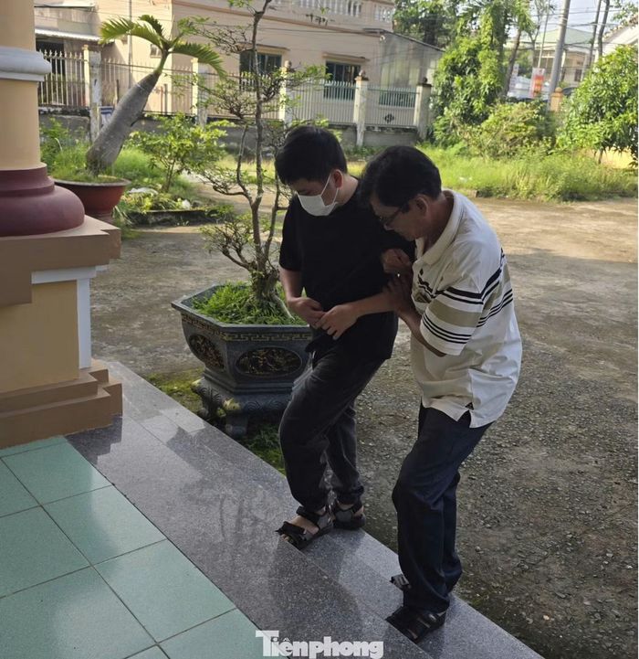 Bị cáo Nguyễn Văn Bảo Trung được người thân dìu vào trụ sở tòa án.