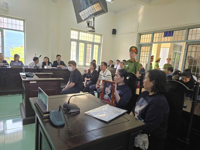 Bị cáo Trung và gia đình nữ sinh Bảo Trân tại phiên toà.