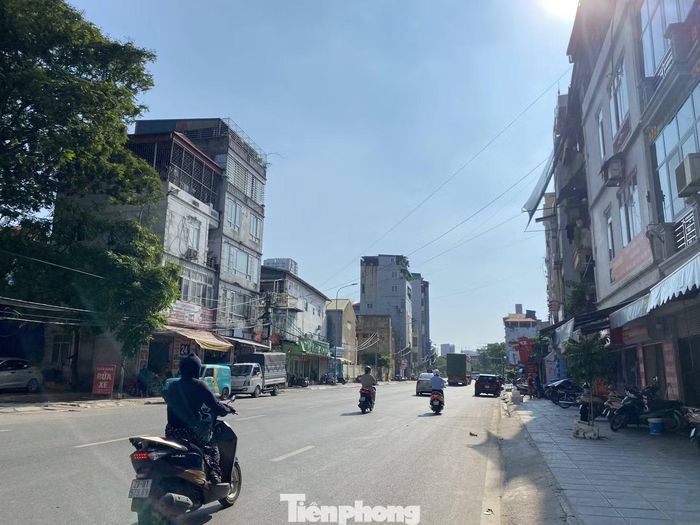 Người dân cho biết do đặc thù nằm theo hướng Đông - Tây, tuyến phố đón nắng gần như cả ngày. Việc không có cây xanh khiến cuộc sống của người dân hai bên đường gặp rất nhiều khó khăn, đặc biệt những ngày nắng nóng cao điểm.