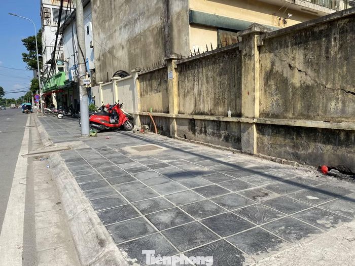 Theo một số người dân, lực lượng chức năng lý giải nguyên nhân tuyến phố không trồng lại cây xanh là do dưới vỉa hè có nhiều hệ thống đường dây, ống cống.
