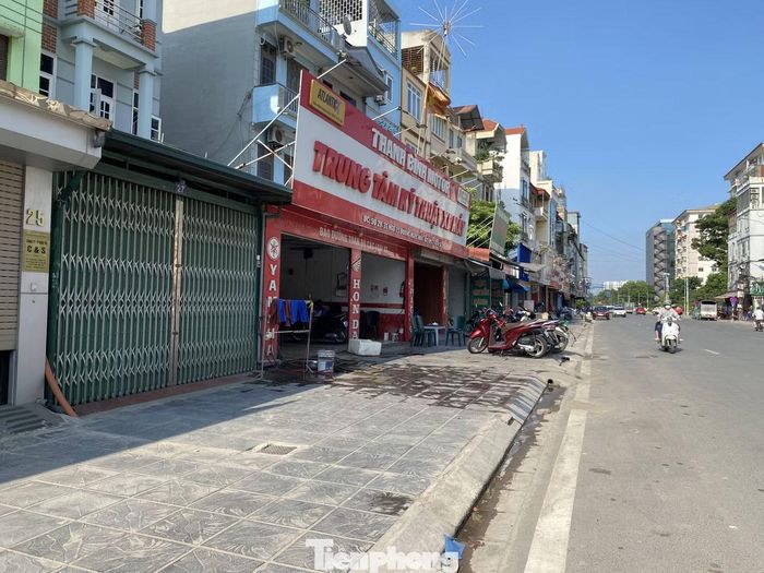 Trao đổi với phóng viên Tiền Phong, một số người dân cho biết, họ mong muốn tuyến phố được trồng lại cây xanh để đảm bảo mỹ quan đô thị, góp phần cải thiện môi trường sống, giảm oi bức những ngày nắng nóng.