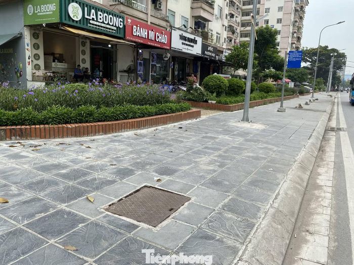 Theo ghi nhận của phóng viên, vỉa hè tuyến phố có chiều rộng khá lớn, nhưng không được bố trí bồn trồng cây xanh.