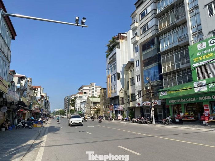 Phố Bùi Huy Đáp (trước đây là ngõ 15 đường Ngọc Hồi), thuộc địa bàn phường Yên Sở (TP Hà Nội). Tuyến phố có chiều dài 500 m, nối từ đường Ngọc Hồi đến đường gom cao tốc Pháp Vân - Cầu Giẽ. Theo nhiều người dân, khi cải tạo, chỉnh trang, nhiều cây xanh trên vỉa hè tuyến phố bị chặt hạ, di dời. Tuy nhiên, khi hoàn thành công trình, chưa thấy cơ quan chức năng trồng lại, nên cả tuyến phố không có cây xanh nào.