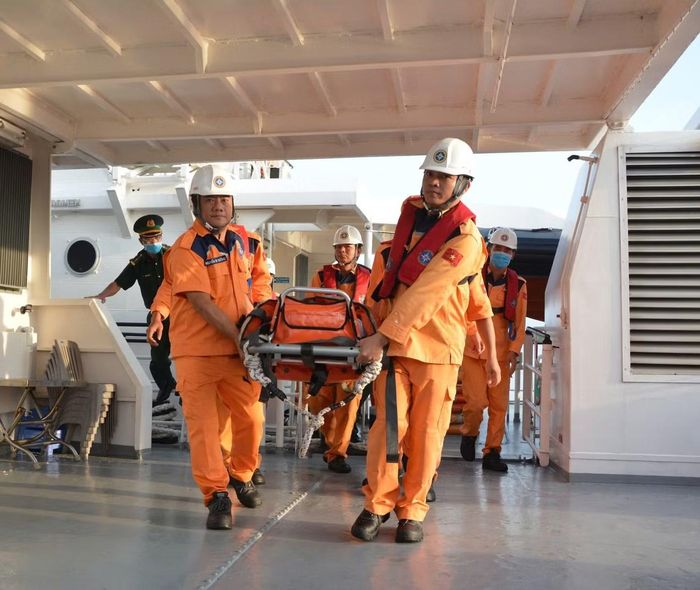 Các lực lượng chức năng đưa nạn nhân từ tàu vào đất liền chữa trị