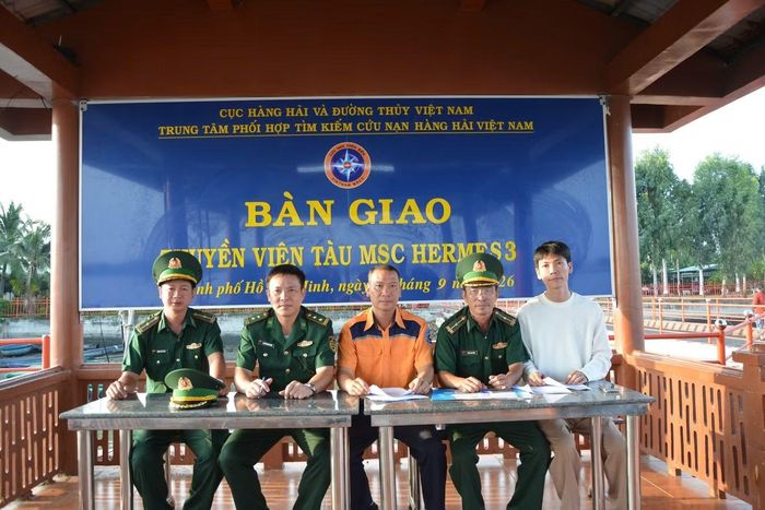 Các lực lượng, đơn vị bàn giao nạn nhân vào đất liền chữa trị