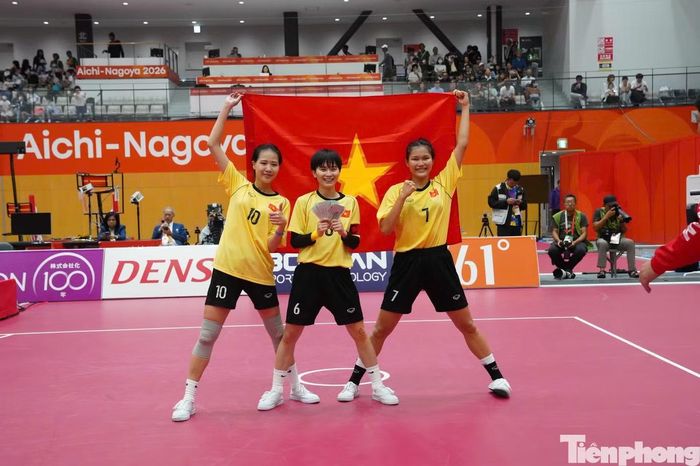 Các cô gái vàng khoe thưởng nóng.