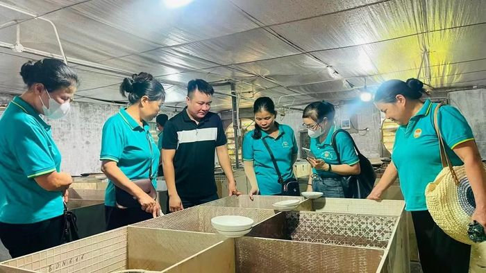 Anh Phan Đức Chính, thôn Duyên Yết, xã Phú Xuyên (Hà Nội), giới thiệu mô hình nuôi dúi cho cán bộ, hội viên nông dân trên địa bàn xã.