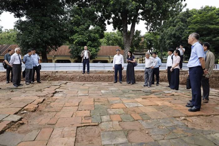 Tổng hợp 4 đợt khai quật khảo cổ khu vực nền điện Kính Thiên, nhóm khảo cổ đã phát hiện địa tầng dày 6 m bao gồm các lớp văn hóa.