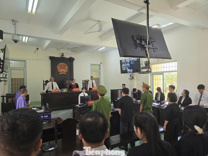 Chủ tọa phiên tòa đọc quyết định hoãn xét xử sáng 29/9.