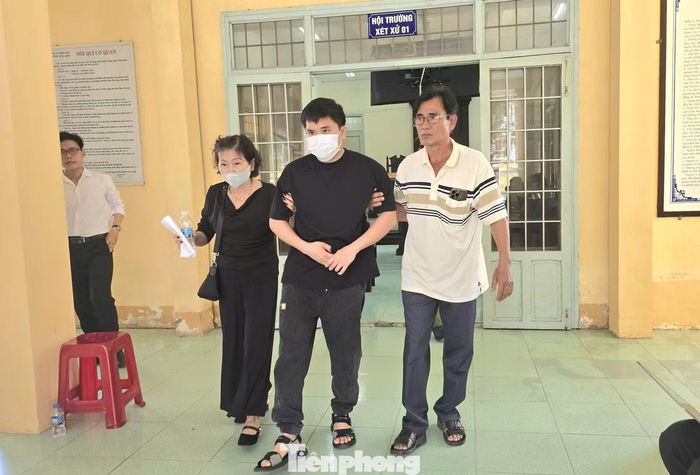 Bị cáo Nguyễn Văn Bảo Trung được hỗ trợ rời phòng xét xử sau khi phiên tòa tạm hoãn.