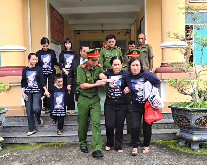 Bà Nguyễn Thị Hiền (mẹ của nữ sinh Nguyễn Ngọc Bảo Trân) rời tòa vì lý do sức khỏe.